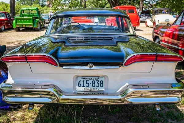 2022年6月18日 密歇根州猎鹰高地 1958年Edsel Ranger 4门硬顶汽车展示会的广角高视角后视镜 — 图库照片