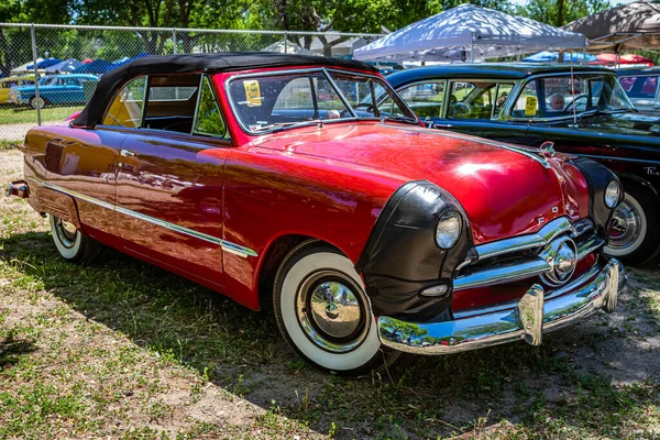 ファルコンハイツ 2022年6月18日 ローカルカーショーでの1949フォードカスタムコンバーチブルの高視点フロントコーナービュー — ストック写真