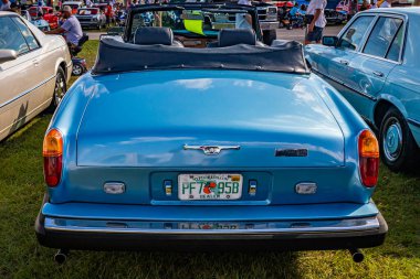 Daytona Plajı, FL - 28 Kasım 2020: 1981 Rolls-Royce Corniche Convertible 'in yüksek perspektifli arka görüntüsü.