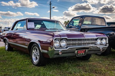 Daytona Plajı, FL - 28 Kasım 2020: Yerel bir araba fuarında 1965 model Oldsmobile F-85 Cutlass Hardtop Coupe 'nin düşük perspektifli ön köşe görüntüsü.