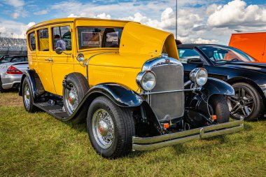 Daytona Plajı, FL - 28 Kasım 2020: 1930 REO Uçan Bulut Modeli 25 Touring Sedan 'ın düşük perspektifli ön köşe görüntüsü.
