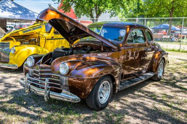 Falcon Heights, MN - 18 Haziran 2022: Yerel bir araba fuarında 1940 Oldsmobile 70 Business Coupe serisinin yüksek perspektifli ön köşe görüntüsü.