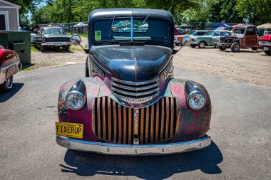 Falcon Heights, MN - 18 Haziran 2022: Yerel bir araba fuarında 1946 model bir Chevrolet AK Serisi Kamyonet 'in yüksek perspektifli ön görüntüsü.