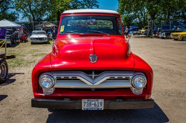 Falcon Heights, MN - 18 Haziran 2022: Yerel bir otomobil fuarında 1955 model Ford F100 kamyonetin ön görüntüsü.