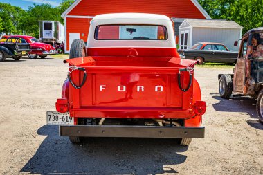 Falcon Heights, MN - 18 Haziran 2022: Yerel bir otomobil fuarında 1955 Ford F100 kamyonetinin yüksek perspektifli arka görüntüsü.