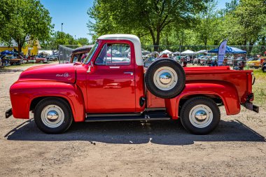 Falcon Heights, MN - 18 Haziran 2022: Yerel bir otomobil fuarında 1955 Ford F100 kamyonetinin yüksek perspektifli yan görüntüsü.