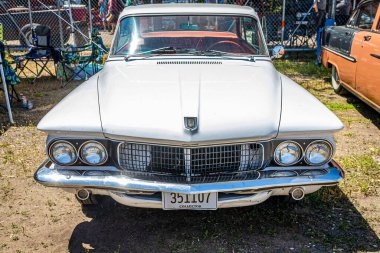 Falcon Heights, MN - 18 Haziran 2022: 1962 Dodge Lancer GT Sports Coupe 'nin yüksek perspektifli ön görüntüsü yerel bir araba fuarında.