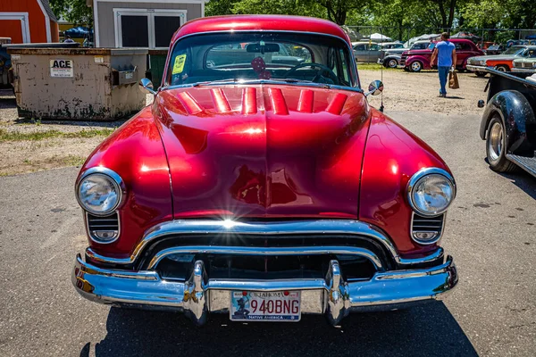 Falcon Heights Kesäkuuta 2022 Korkea Perspektiivi Edessä Näkymä 1949 Oldsmobile — kuvapankkivalokuva