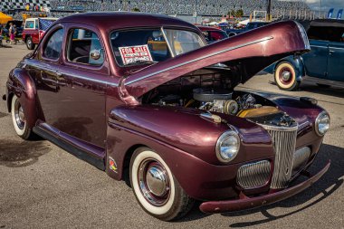 Daytona Plajı, FL - 28 Kasım 2020: Yerel bir araba fuarında Ford Deluxe Business Coupe 'un yüksek perspektifli ön köşe görüntüsü.