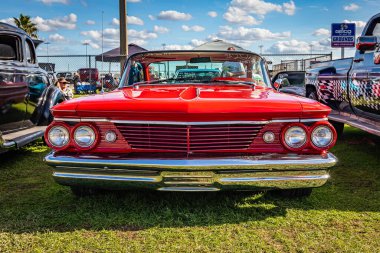 Daytona Plajı, FL - 28 Kasım 2020: Yerel bir otomobil fuarında 1960 Pontiac Catalina Spor Spor Arabası.