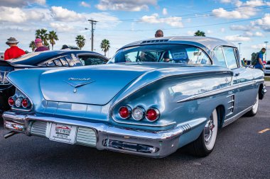 Daytona Plajı, FL - 28 Kasım 2020: Yerel bir araba fuarında 1958 model bir Chevrolet BelAir Impala Sport Coupe Hardtop 'ın düşük perspektifli arka köşe görüntüsü.