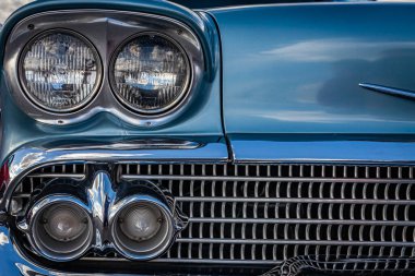 Daytona Plajı, FL - 28 Kasım 2020: Yerel bir araba fuarında 1958 model bir Chevrolet BelAir Impala Spor Coupe Hardtop 'ın ön ışık montaj görüntüsünü kapatın.