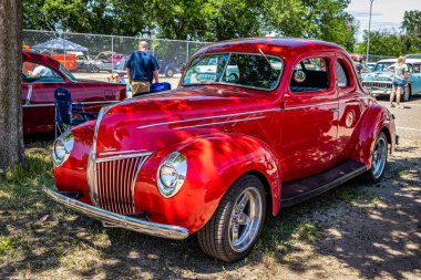 Falcon Heights, MN - 18 Haziran 2022: 1939 Ford V8 Deluxe Coupe 'nin yerel bir araba fuarında yüksek perspektifli ön köşe görüntüsü.