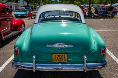 Falcon Heights, MN - 18 Haziran 2022: 1952 Chevrolet Styleline Deluxe 2 Door Sedan 'ın yüksek perspektifli arka görüntüsü.