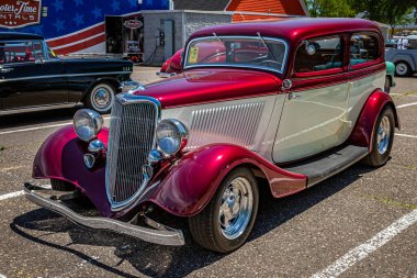 Falcon Heights, MN - 18 Haziran 2022: 1934 model bir Ford Model 40 Tudor Sedan 'ın yerel bir araba fuarında yüksek perspektifli ön köşe görüntüsü.