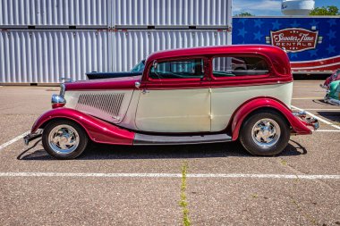 Falcon Heights, MN - 18 Haziran 2022: 1934 Ford Model 40 Tudor Sedan 'ın yerel bir araba fuarında yüksek perspektifli yan görüntüsü.