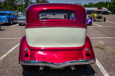 Falcon Heights, MN - 18 Haziran 2022: 1934 model Ford Model 40 Tudor Sedan 'ın yüksek perspektifli dikiz görüntüsü.