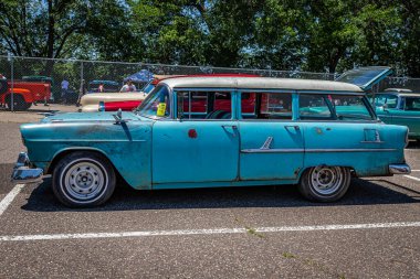 Falcon Heights, MN - 18 Haziran 2022: Yerel bir araba fuarında 1955 Chevrolet BelAir Station Wagon 'un yüksek perspektifli yan görüntüsü.