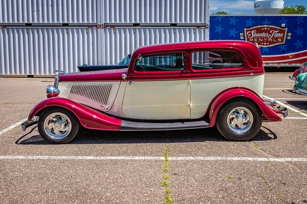 Falcon Heights, MN - 18 Haziran 2022: 1934 Ford Model 40 Tudor Sedan 'ın yerel bir araba fuarında yüksek perspektifli yan görüntüsü.