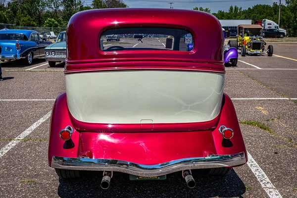 Falcon Heights, MN - 18 Haziran 2022: 1934 model Ford Model 40 Tudor Sedan 'ın yüksek perspektifli dikiz görüntüsü.