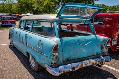 Falcon Heights, MN - 18 Haziran 2022: 1955 Chevrolet BelAir Station Wagon 'un yüksek perspektifli arka köşe görüntüsü.