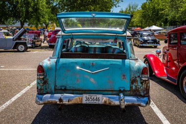 Falcon Heights, MN - 18 Haziran 2022: 1955 Chevrolet BelAir Station Wagon 'un yüksek perspektifli arka görüntüsü.