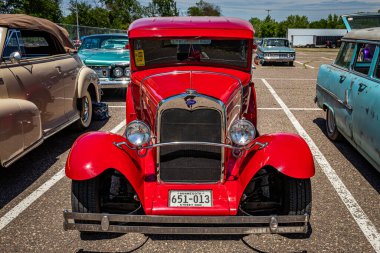 Falcon Heights, MN - 18 Haziran 2022: 1930 Ford Model A Tudor Sedan 'ın yerel bir araba fuarında yüksek perspektifli ön görüntüsü.
