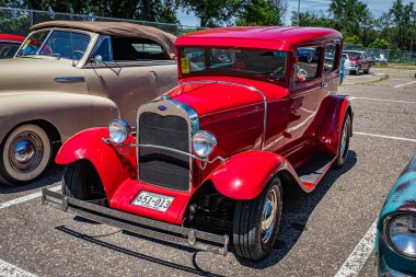 Falcon Heights, MN - 18 Haziran 2022: 1930 Ford Model A Tudor Sedan 'ın yerel bir araba fuarında yüksek perspektifli ön köşe görüntüsü.