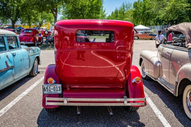 Falcon Heights, MN - 18 Haziran 2022: 1930 Ford Model A Tudor Sedan 'ın yerel bir araba fuarındaki yüksek perspektifli dikiz görüntüsü.