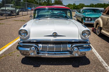 Falcon Heights, MN - 18 Haziran 2022: Yerel bir araba fuarında 1957 Pontiac Star Chief 4 Door Hardtop manzaralı.