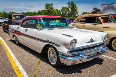Falcon Heights, MN - 18 Haziran 2022: Yerel bir otomobil fuarında 1957 Pontiac Star Chief 4 Door Hardtop manzaralı.