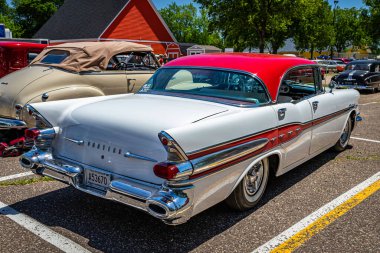 Falcon Heights, MN - 18 Haziran 2022: 1957 Pontiac Star Chief 4 Door Hardtop yerel bir araba fuarında yüksek perspektifli arka köşe görüntüsü.