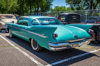 Falcon Heights, MN - 18 Haziran 2022: 1961 Chrysler Imperial Crown 4 Door Hardtop 'ın yüksek perspektifli arka köşesi.
