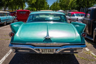 Falcon Heights, MN - 18 Haziran 2022: 1961 Chrysler Imperial Crown 4 Kapısı 'nın yüksek perspektifli arka görüntüsü yerel bir araba fuarında..