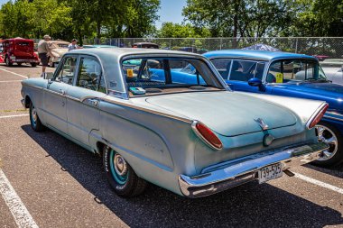 Falcon Heights, MN - 18 Haziran 2022: 1961 Mercury Comet Sedan 'ın yerel bir araba fuarında yüksek perspektifli arka köşe görüntüsü.