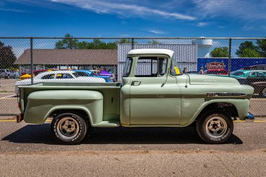 Falcon Heights, MN - 18 Haziran 2022: 1959 Chevrolet Apache 3100 Stepside kamyonet yerel bir otomobil fuarında.