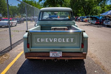 Falcon Heights, MN - 18 Haziran 2022: 1959 Chevrolet Apache 3100 Stepside pikapı yerel bir araba fuarında yüksek perspektifli dikiz görüntüsü.