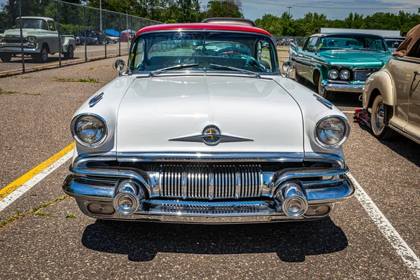 ファルコンハイツ 2022年6月18日 地元のカーショーで1957 Pontiac Star Chief Door Hardtopの高視野フロントビュー — ストック写真