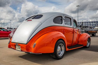 Daytona Plajı, FL - 29 Kasım 2020: 1939 model Ford Deluxe Fordor Sedan 'ın düşük perspektifli arka köşe görüntüsü yerel bir araba fuarında.