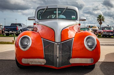 Daytona Plajı, FL - 29 Kasım 2020: 1939 Ford Deluxe Fordor Sedan 'ın yerel bir araba fuarında düşük perspektifli ön görüntüsü.
