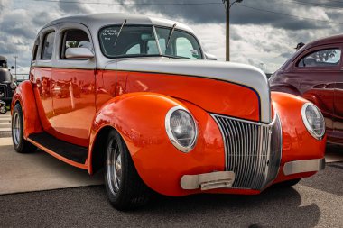 Daytona Plajı, FL - 29 Kasım 2020: 1939 model Ford Deluxe Fordor Sedan 'ın yerel bir araba fuarında düşük perspektifli ön köşe görüntüsü.