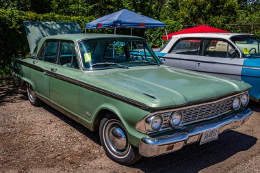 Falcon Heights, MN - 18 Haziran 2022: 1962 model Ford Fairlane 500 Sedan 'ın yüksek perspektifli ön köşe görüntüsü.