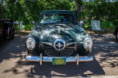 Falcon Heights, MN - 18 Haziran 2022: Yerel bir araba fuarında 1950 Studebaker Mermi Burun Coupe 'nin yüksek perspektifli görüntüsü.