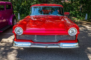 Falcon Heights, MN - 18 Haziran 2022: Yerel bir araba fuarında 1957 Ford Ranchero pikapının yüksek perspektifli ön görüntüsü.