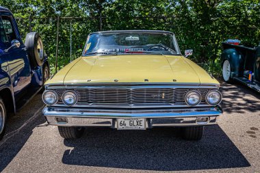 Falcon Heights, MN - 18 Haziran 2022: 1964 Ford Galaxie 500 'ün yüksek perspektifli ön görüntüsü yerel bir araba fuarında.