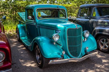 Falcon Heights, MN - 18 Haziran 2022: 1936 model bir Ford Deluxe Pickup Truck 'ın yerel bir araba fuarında yüksek perspektifli ön köşe görüntüsü.