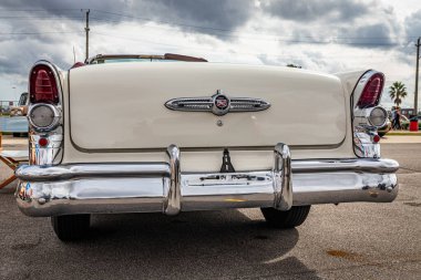Daytona Plajı, FL - 29 Kasım 2020: Yerel bir araba fuarında 1955 Buick Century Üstü açılabilen bir arabanın düşük perspektifi.