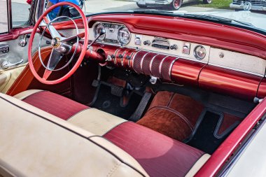 Daytona Plajı, FL - 29 Kasım 2020: 1955 Buick Century Üstü açılabilir araba fuarının iç mekanı.