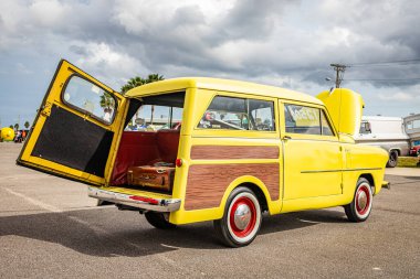 Daytona Plajı, FL - 29 Kasım 2020: Yerel bir araba fuarında 1951 Crosley Super Wagon 'un düşük perspektifli arka köşe görüntüsü.