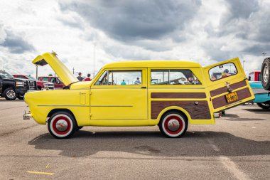 Daytona Plajı, FL - 29 Kasım 2020: Yerel bir araba fuarında bir Crosley Super Wagon 'un düşük perspektifli yan görüntüsü.